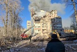 "Не вірю, що вони живі": у Тернополі чоловік чекає, коли під завалами знайдуть його дружину і 6-річних дітей