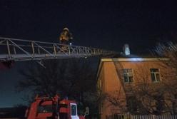 На Киевщине сняли с крыши неадекватного мужчину с ребенком 