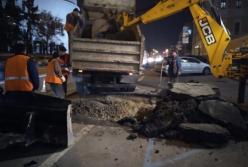 В центре Киева в результате порыва трубопровода просел асфальт (фото)