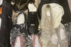 В "Борисполе" разоблачили две попытки незаконного ввоза брендовой одежды (фото)