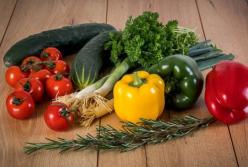 Медики рассказали о вреде тепличных овощей