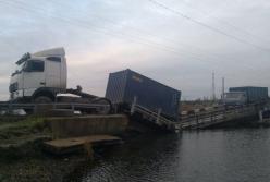 На Николаевщине фура утопила мост (видео)