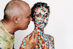 Художник превратил тело своей девушки в картину