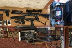 В Одесской области разоблачили схему сбыта огнестрельного оружия и обнаружили масштабный схрон боеприпасов