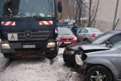 В Киеве мусоровоз разбил десять автомобилей (фото)