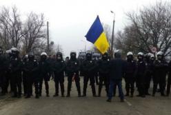 В Новых Санжарах протестующие жгут шины