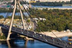 В Киеве мужчина написал предсмертную записку и хотел спрыгнуть с моста (видео)