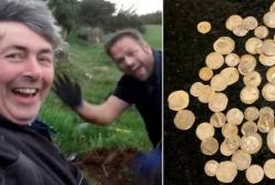 Британец нашел клад золотых монет, помогая другу искать потерянное обручальное кольцо