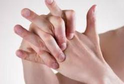 Медики рассказали, чем опасна привычка «хрустеть» суставами