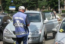В Днепре мужчина собирал деньги с водителей, выдавая себя за «парковщика» 