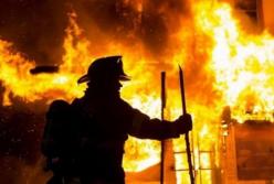 Под Киевом загорелась многоэтажка: пожар перекинулся на крышу