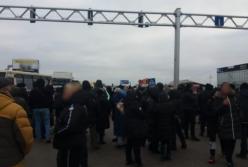 В Одессе протестующие против карантина выходного дня перекрыли дорогу