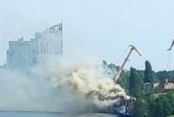 В Киеве на заводе «Кузня на Рыбальском» загорелся военный корабль (фото, видео)