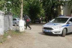 В Подмосковье пьяный с ружьем захватил парикмахерскую и требует бутылку (фото)