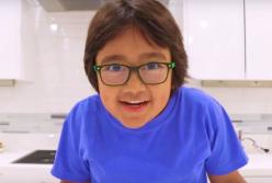Cамым успешным видеоблогером на YouTube стал 8-летний мальчик, заработав $26 млн за год (видео)