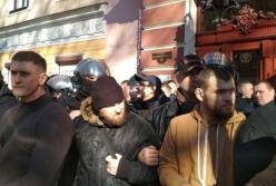 Активисты блокируют отель в центре Одессы (видео)