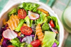 Названы ингредиенты, которые не стоит добавлять в салат