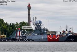 Російський корабель замаскували під будинок для захисту від дронів