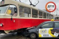 В Киеве такси протаранило трамвай (фото)