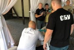 В Житомире мужчина пытался спрятать взятку в трусах (фото)