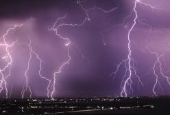 Киев ночью накрыла внезапная буря (видео)