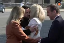 Ніжно обійняла, притисла і двічі поцілувала: Бріжит Макрон дуже тепло зустріла Зеленського у Парижі (фото)