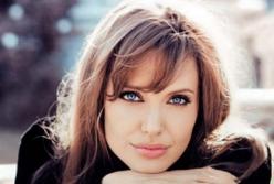 Анджелина Джоли показала грудь в экстремальном декольте (фото)