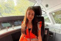 Росія атакувала "Укрзалізницю": під час евакуації зустрічний поїзд на смерть збив 19-річну провідницю (відео)