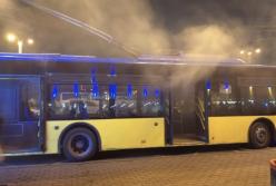 В Киеве загорелся троллейбус с людьми (фото)
