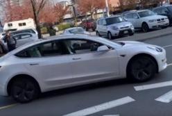 Движущаяся Tesla без водителя озадачила жителей города в Канаде (видео)