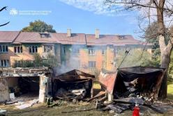 У Дніпрі "Бандеролі" влучили в будинок, горіли гаражі, авто, підприємство: вже 12 постраждалих (відео)