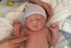 Мила Йовович показала, как кормит грудью дочь (фото)