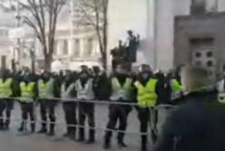 Из-за столкновений Верховную Раду закрыли на вход и выход (видео)