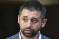 Глава фракции "Слуга народа" сомневается, кто первым открыл огонь под Золотым (видео)