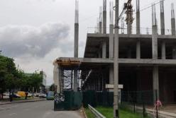 В Киеве строят ТРЦ прямо на проезжей части (фото, видео)