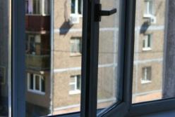 В Киеве из окна многоэтажки выпала женщина