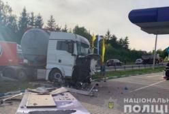 В Хмельницкой области грузовик въехал в легковушку - пострадали четверо взрослых и трое детей