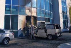 В Харькове горящий бус врезался в стену клиники (фото)