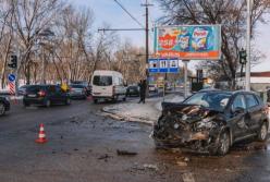 В Днепре столкнулись две легковушки: среди пострадавших — ребенок (фото)
