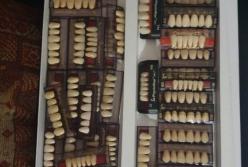 Украинец из Польши пытался незаконно провезти искусственные зубы