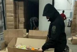 В Украину пытались ввезти крупную партию контрабандной одежды (фото)