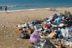 Антисанитария на одесских пляжах: в мэрии заявили, что мусор вывозить некому (фото)