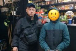 На Днепропетровщине парень хотел ограбить магазин, но не смог выйти и ночью съел продукты (фото)