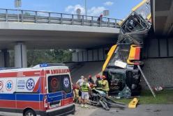 В Варшаве автобус упал с моста, есть жертвы (фото)