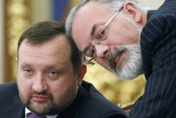 Евросоюз исключил Арбузова и Табачника из санкционного списка