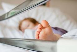 Ела побелку со стен: в Одесской области мать морила голодом ребенка