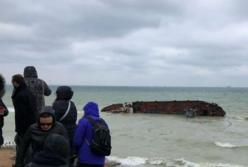 В Одессе толпа пришла посмотреть на танкер, потерпевший аварию