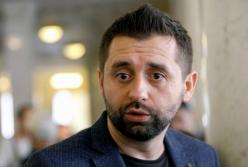 Опять двойка: в сети смеются над фото одного из лидеров "Слуги народа" в Раде