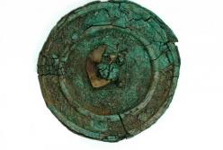 Археологи нашли загадочное зеркало, которому почти 2 тысячи лет