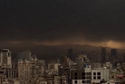 У Тегерані сонячні промені майже не пробиваються через дим, пішов "чорний дощ" (відео)